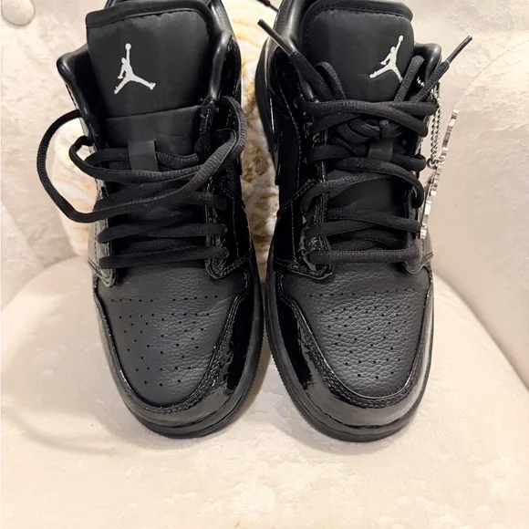 Women’s Air Jordan 1 Low SE - Picture 3 of 7